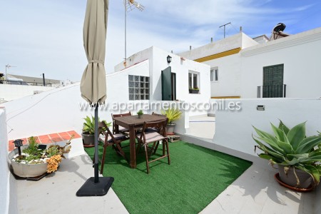 Apartamento con terraza y vistas al mar