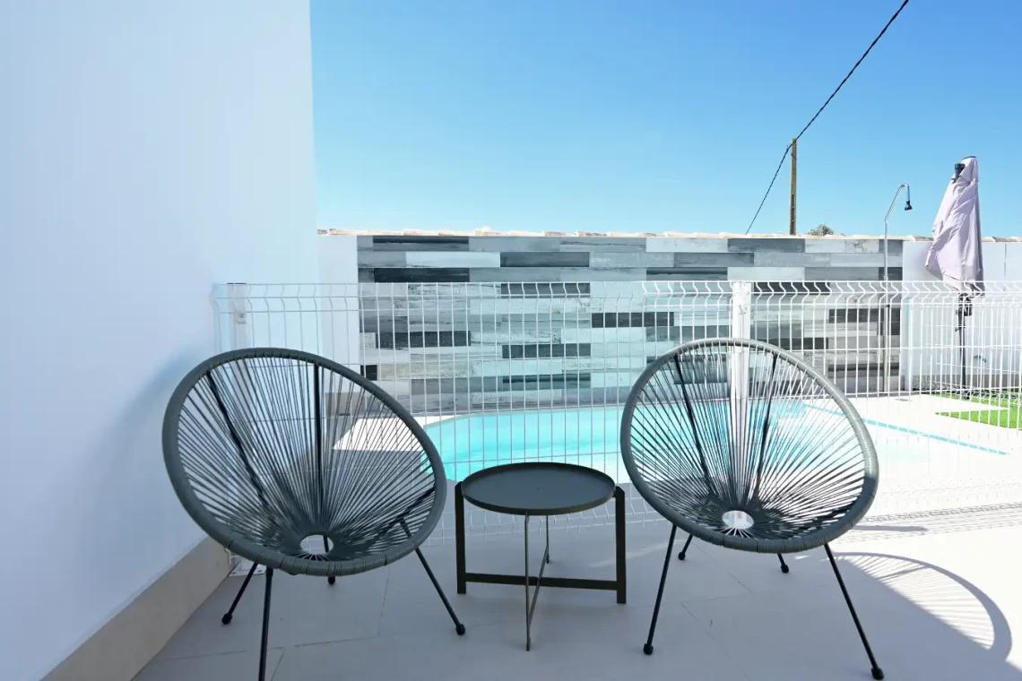 Sillas y mesa del exterior